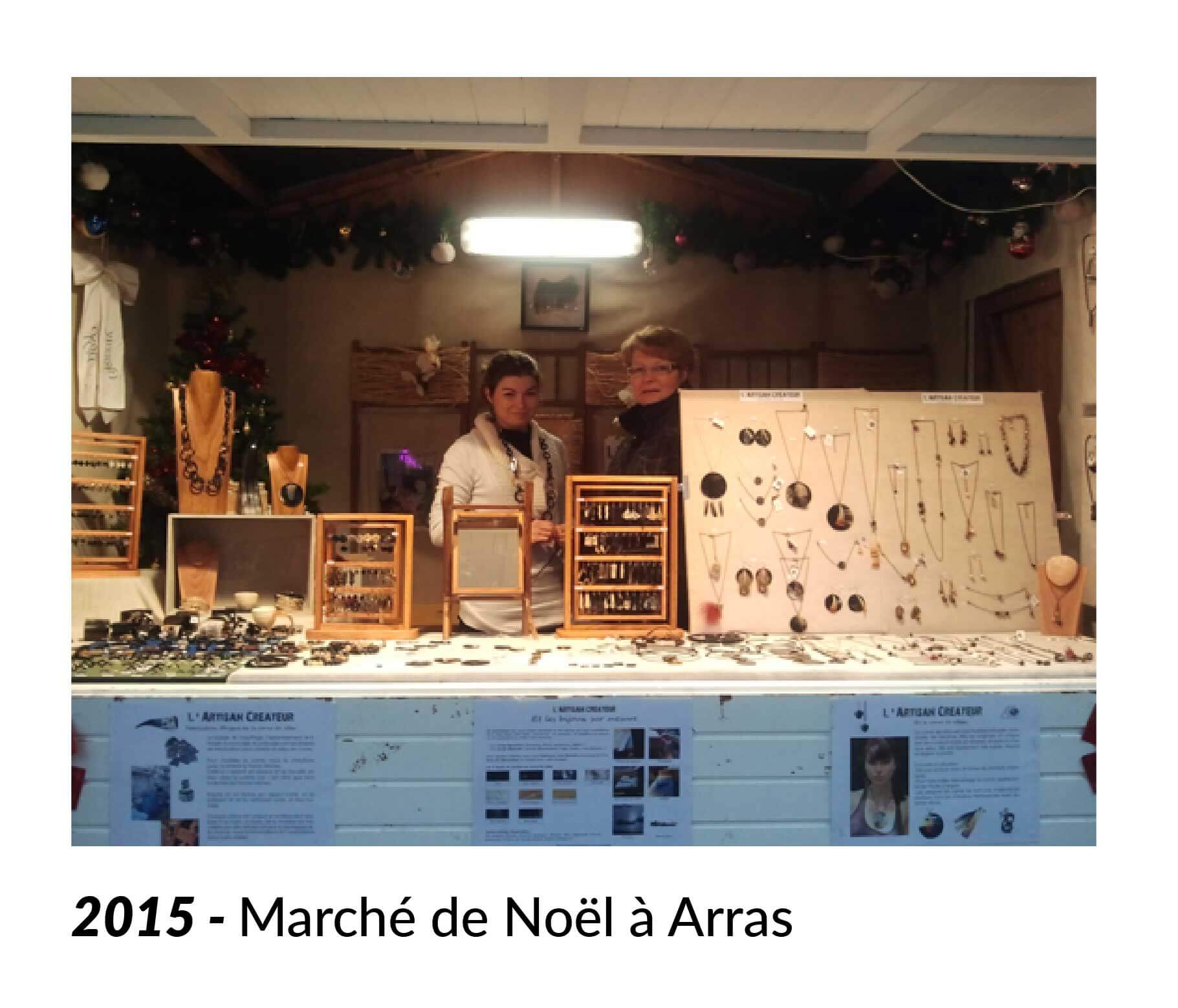 Photo d'un chalet au marché de Noël de Arras, bijoux de créateur. 